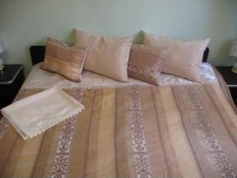Set cuvertura pat din tafta, cu perini decorative si cearsaf