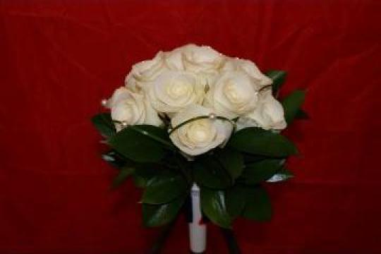 Buchet de mireasa 15 trandafiri albi - 1731 de la La Gradina Stil