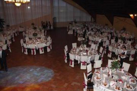 Inchiriere mese rotunde pentru nunti si evenimente speciale de la Annes Wedding