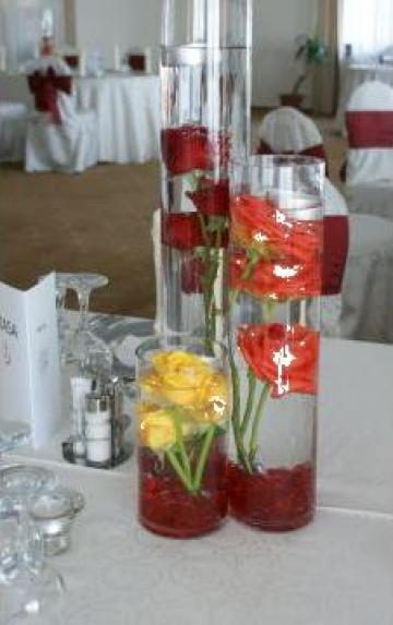 Aranjament cu trandafiri in cilindrii de sticla cu apa