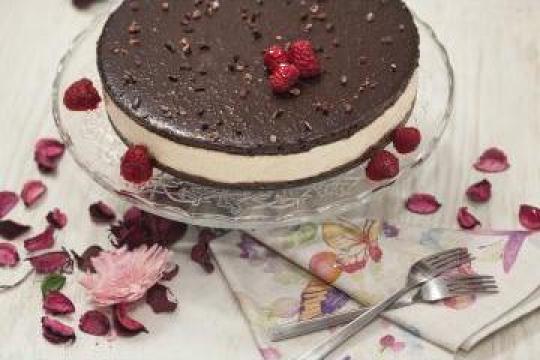 Tort Delight cu ciocolata alba, ciocolata neagra si zmeura de la Sublimmme