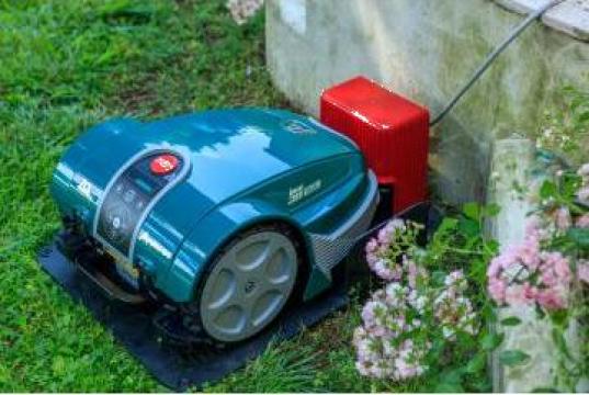 Robot pentru taiat iarba Ambrogio de la Sc Noraron Garden Srl