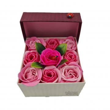 Aranjament floral 9 trandafiri sapun in cutie, roz, rosu