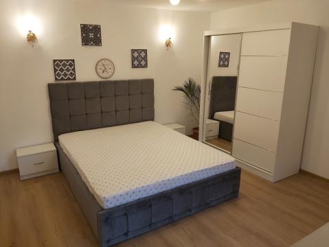 Set dormitor Regal cu pat tapitat gri 160 cm x 200 cm de la Wizmag Distribution Srl