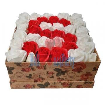 Aranjament cutie patrata cu flori din sapun 25 cm