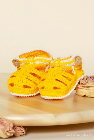 Sandalute crosetate Baieti - galben de la Andreeatex