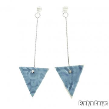 Cercei ceramica albastru dechis forma triunghi de la Evelyn Cerys