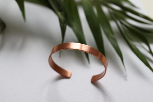 Bratara de cupru minimalista pentru protectie de la Raw Jewellery Srl