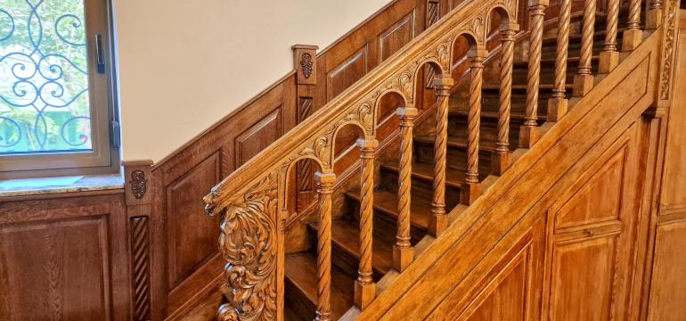 Scara interioara, sculptata manual in stil Brancovenesc