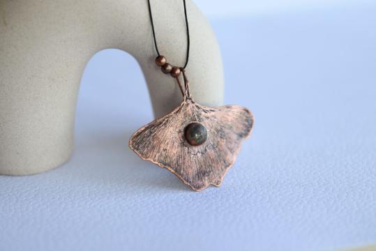 Colier din cupru cu frunza naturala de Ginkgo Biloba de la Raw Jewellery Srl
