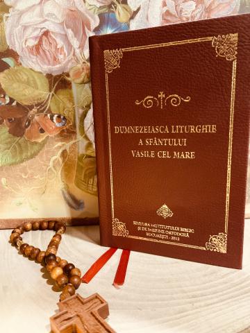 Carte, Dumnezeiesca Liturghie a Sfantului Vasile cel mare de la Candela Criscom Srl.