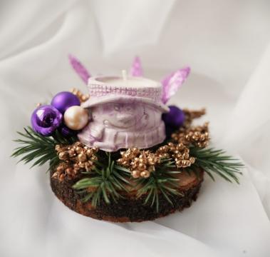 Decoratiune pe felie de lemn cu lumanare parfumata omulet de la Flower Power Gift