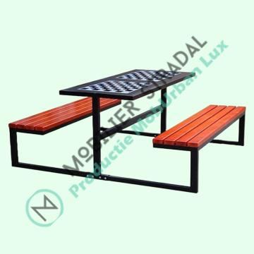 Set mobilier stradal cu masa de sah si banci lemn #SM204 de la Luxury Street Furnyture