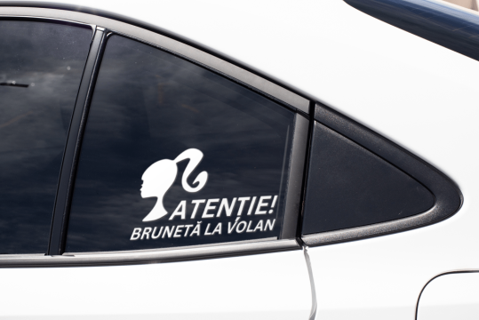 Sticker auto - Atentie bruneta la volan de la Elvis Fit Enterprises Srl