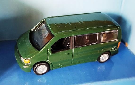 Macheta Mercedes Vito persoane verde Scara 1:72 Cararama de la Hobbyplanet Romania