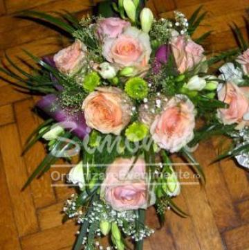 Aranjament floral trandafiri frezii santini de la Simonne