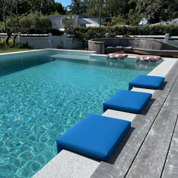 Saltea personalizata pentru marginea piscinei